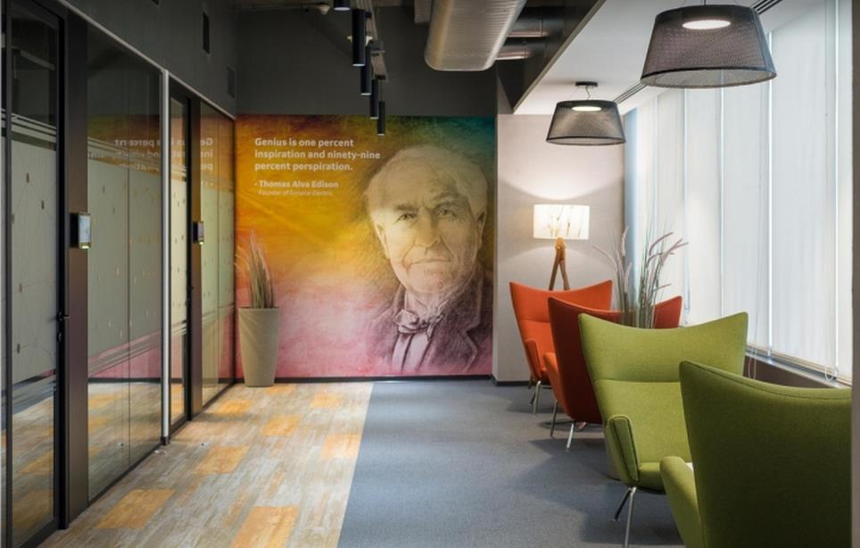 上海辦公室設(shè)計(jì)中普遍使用玻璃、不銹鋼