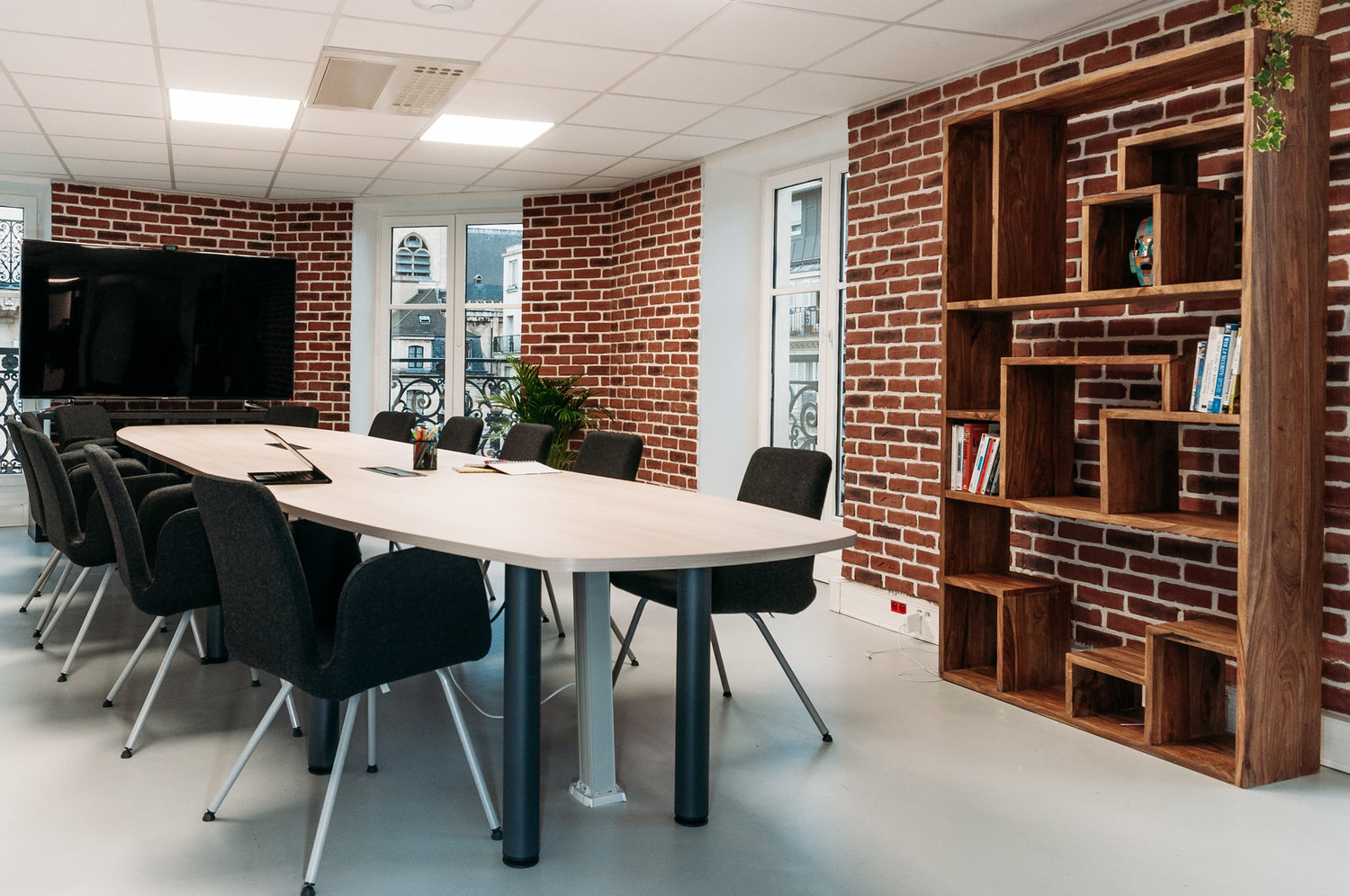 上海辦公室裝修中怎樣保證施工順利？