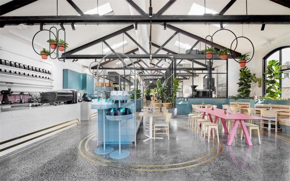 舊車廠辦公室設(shè)計改造的烘焙咖啡屋