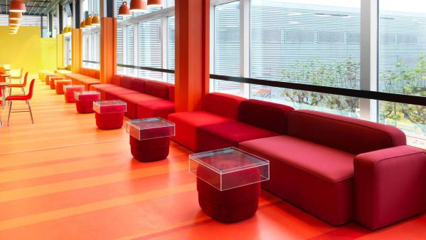 機場辦公室設(shè)計打造彩虹色空間