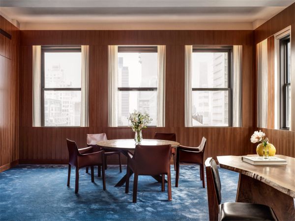 辦公室裝修時(shí)一般選擇和技術(shù)專業(yè)的裝修公司合作,付款的安全系數(shù)高