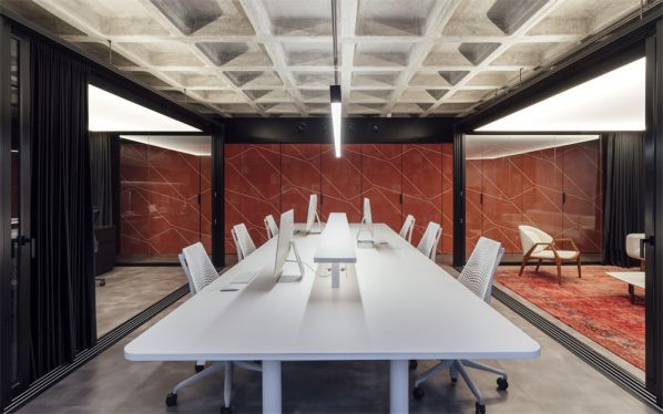 辦公室裝修在施工的過(guò)程當(dāng)中一定要嚴(yán)格的監(jiān)督電工